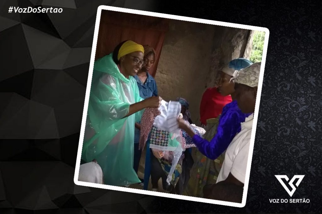 Aposentada cearense aprende a costurar para confeccionar roupas e doar para crianças africanas