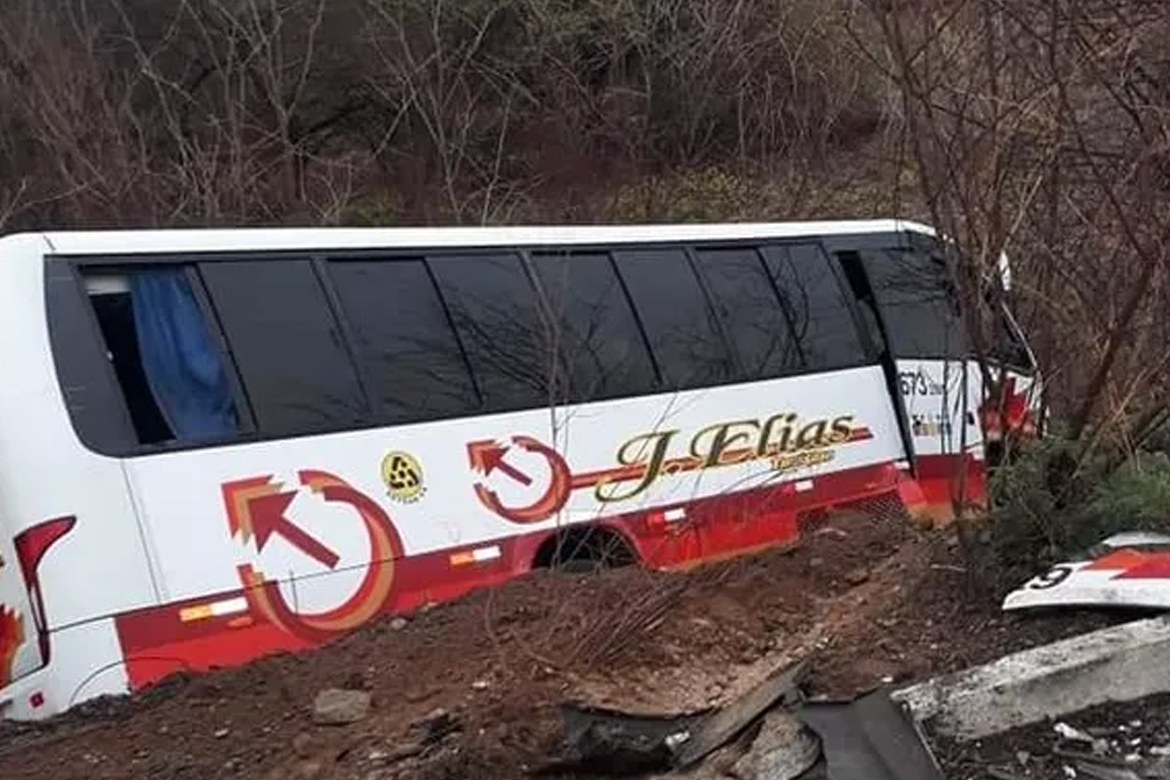 Policial do Raio dorme ao volante, colide carro em ônibus e cinco ficam feridos em Sobral, no Ceará