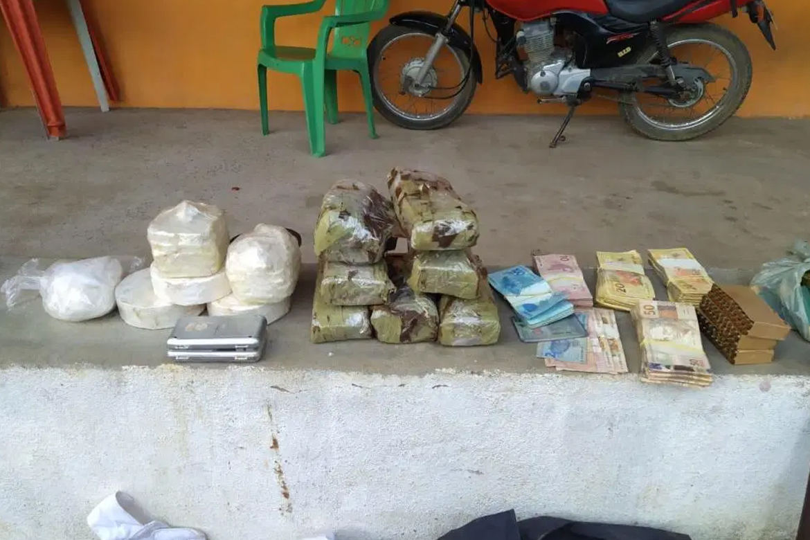 Policias realizam operação na qual prenderam muitas armas e uma grande quantidade de drogas em Monsenhor Tabosa