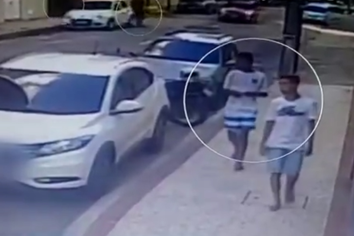 Cinco adolescentes armados rendem homem com crianças e roubam veículo em Fortaleza