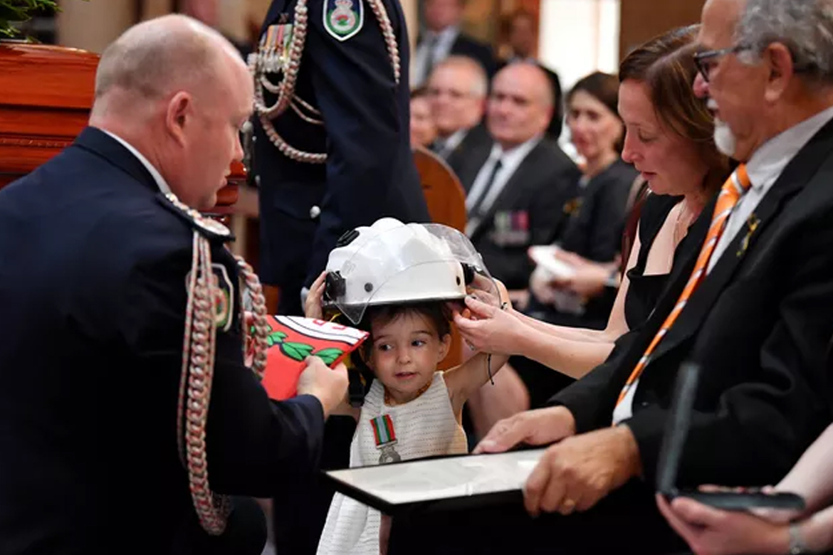 Bombeiro morto em incêndio florestal na Austrália recebe homenagem de colegas e filha de dois anos