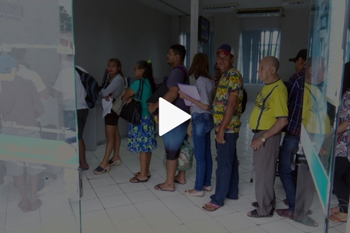 Filas de pedidos de benefícios continuam paradas nos postos do INSS