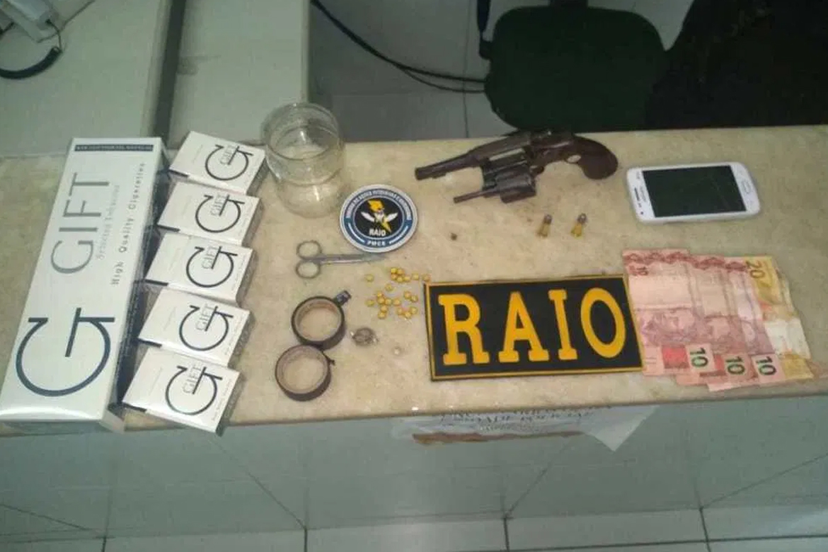 Policiais realizam apreensão de arma de fogo, drogas, munições e cigarros pirata em Crateús