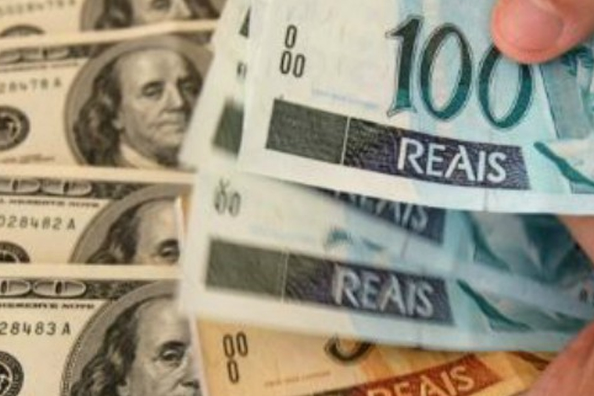 Dólar ultrapassa R$ 4,20 e fecha no maior valor do ano