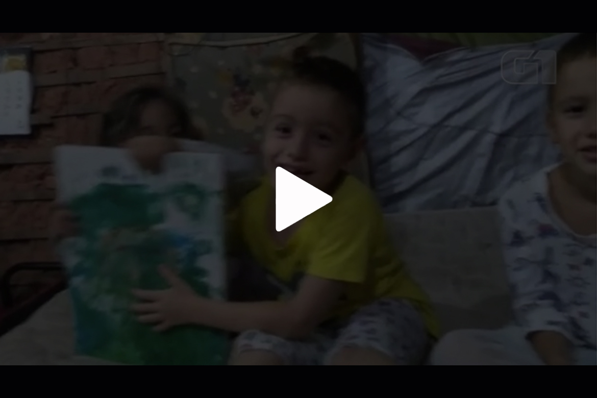 Menino faz vídeo para vender ‘obra de arte’ da irmã de 4 anos e construir casa para a família