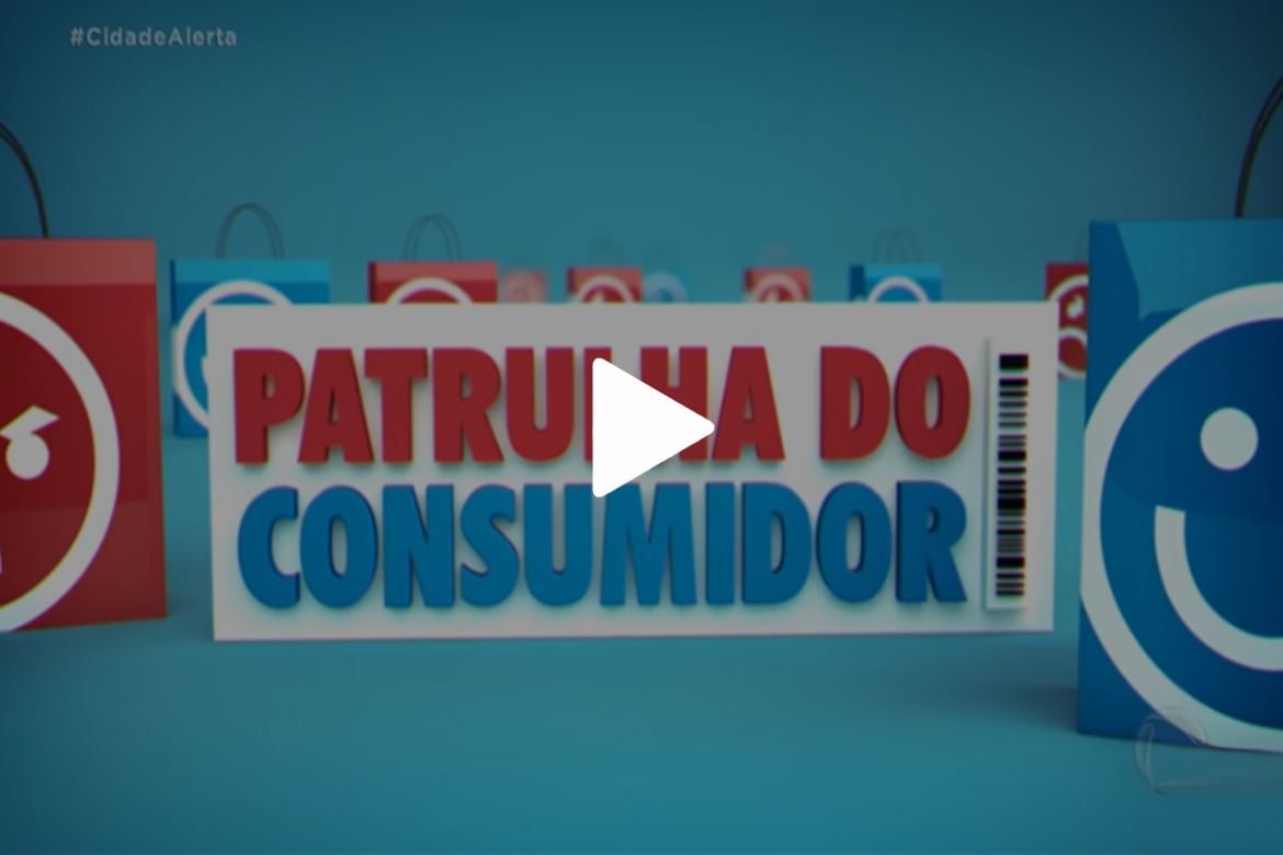 Homem recebe ajuda para receber celular que ganhou em máquina