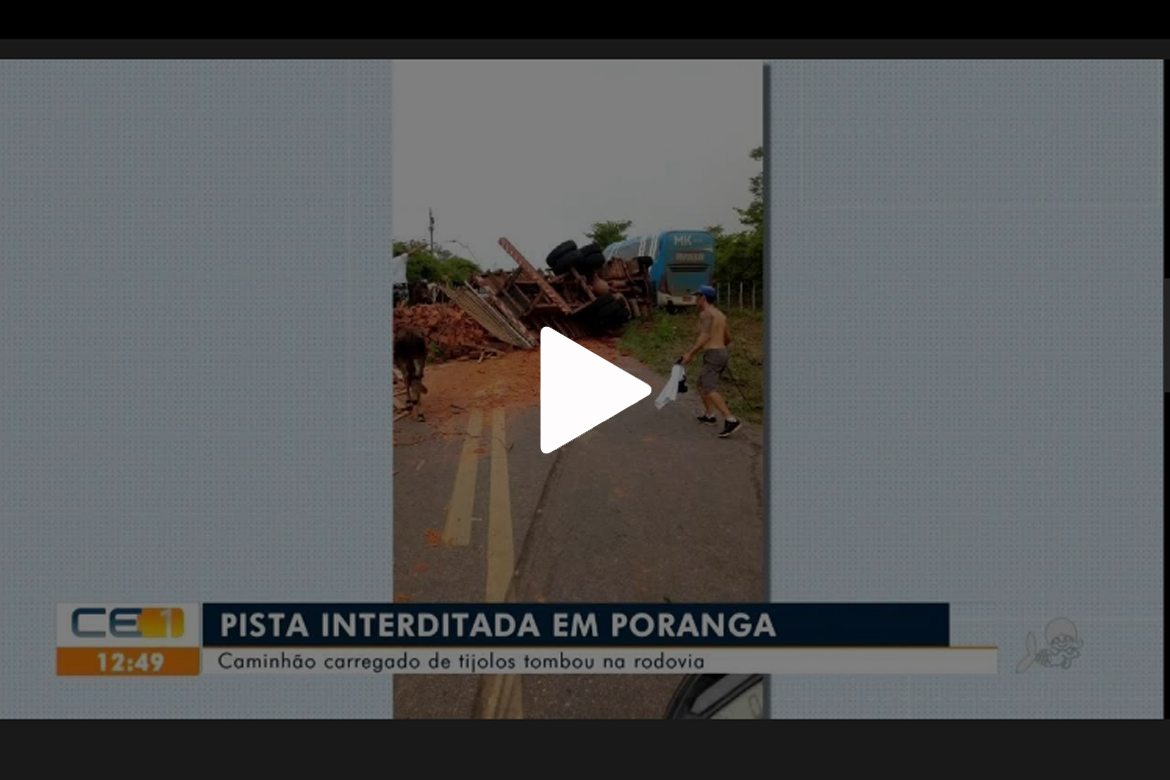 Caminhão carregado de tijolos tombou em Poranga