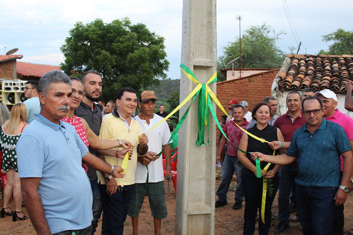 Prefeita inaugura poste de energia em cidade do Piauí e vira piada na web