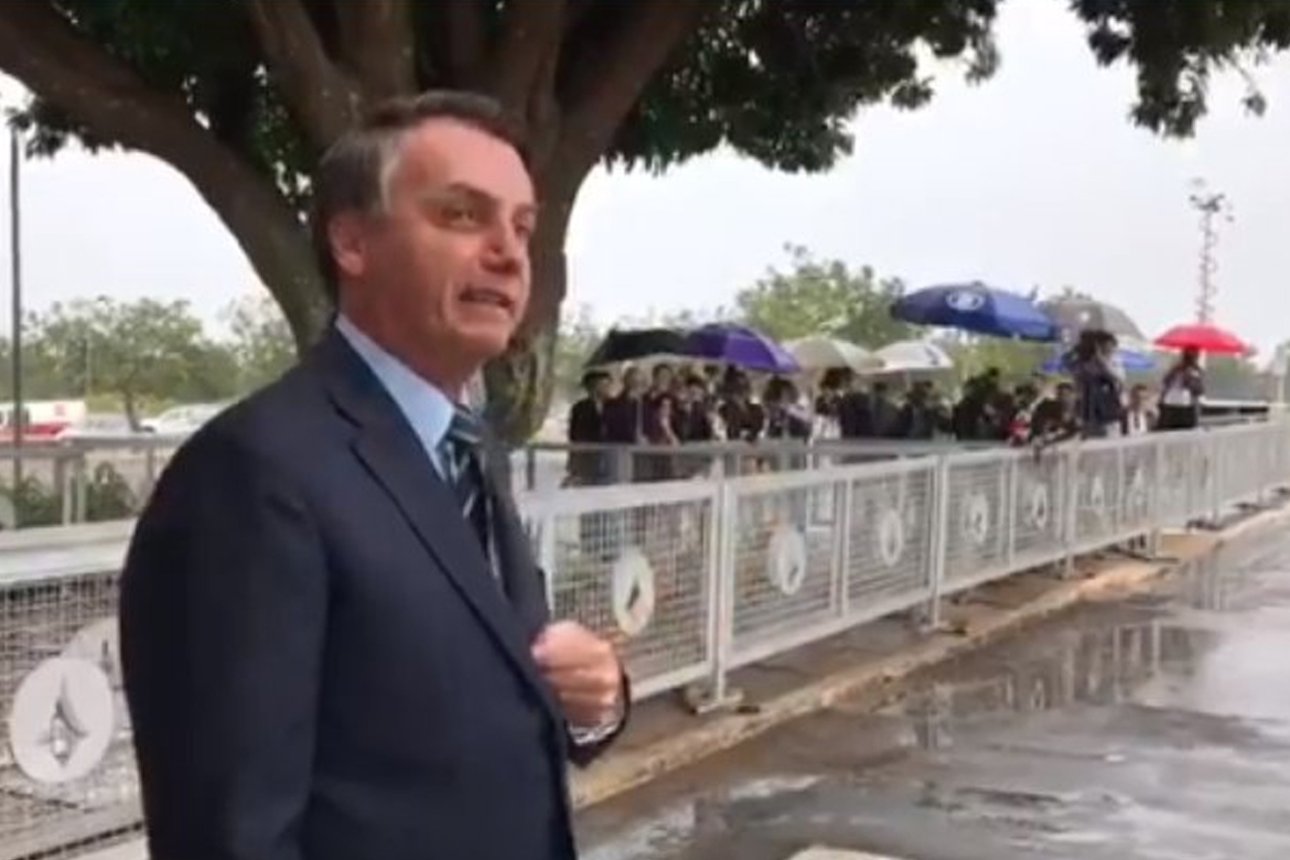 "Não tem medo do coronavírus?" Bolsonaro faz piada e manda imprensa "para casa"