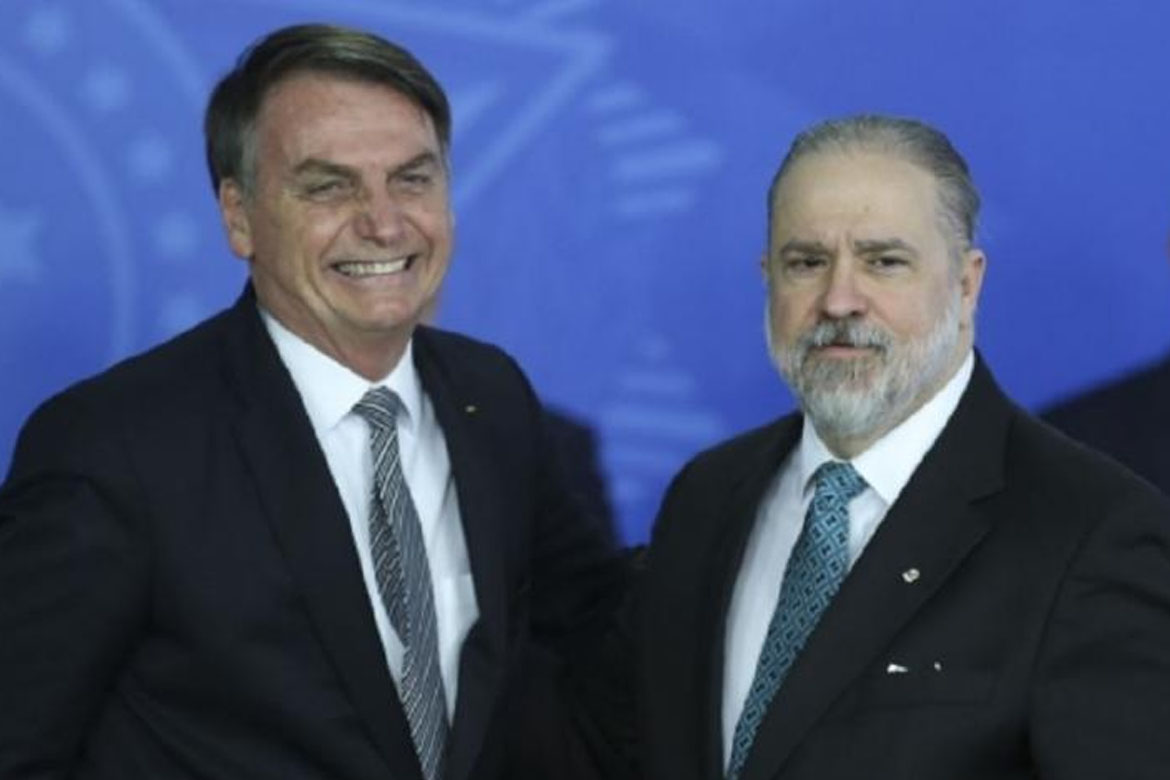 Aras se manifesta contra apreensão de celular de Bolsonaro