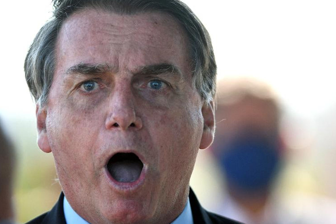 Focado em si, Bolsonaro ameaça a democracia e abandona o Brasil à covid-19