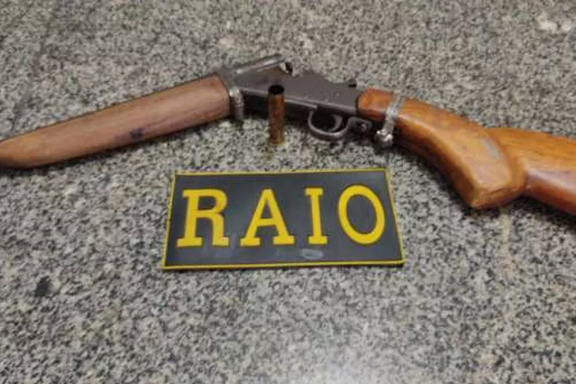 Homem foi preso após matar cachorro a tiros em Tauá; espingarda usada no crime foi apreendida