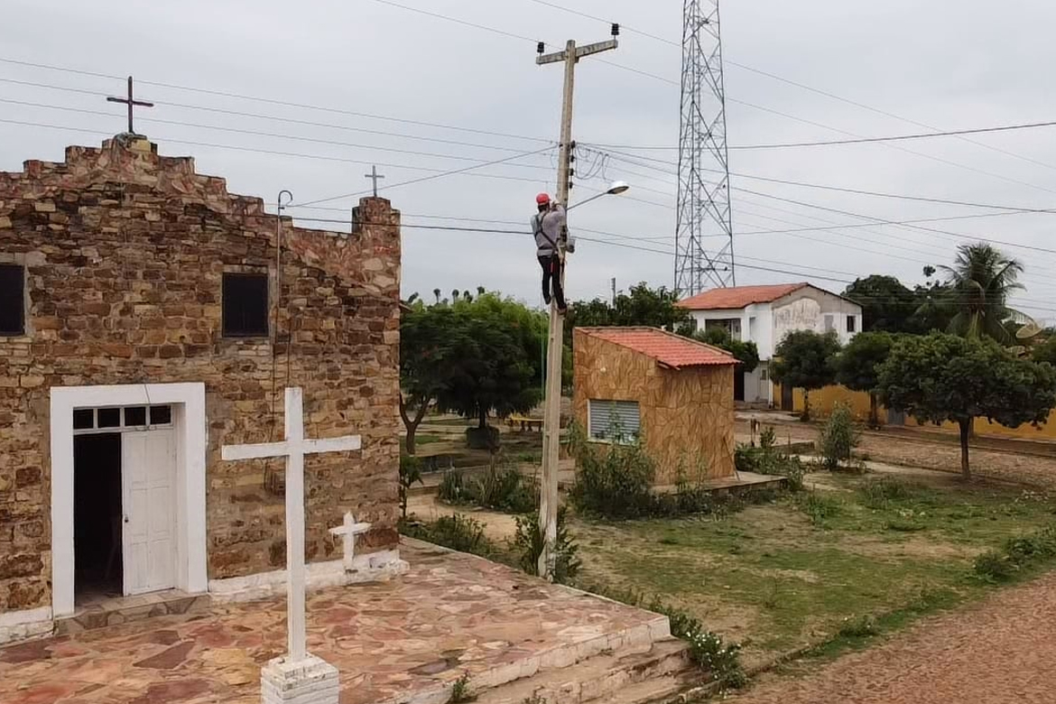 Vereadora Tatielle Carreiro acompanhou manutenção da iluminação pública em Cachoeira Grande em Poranga