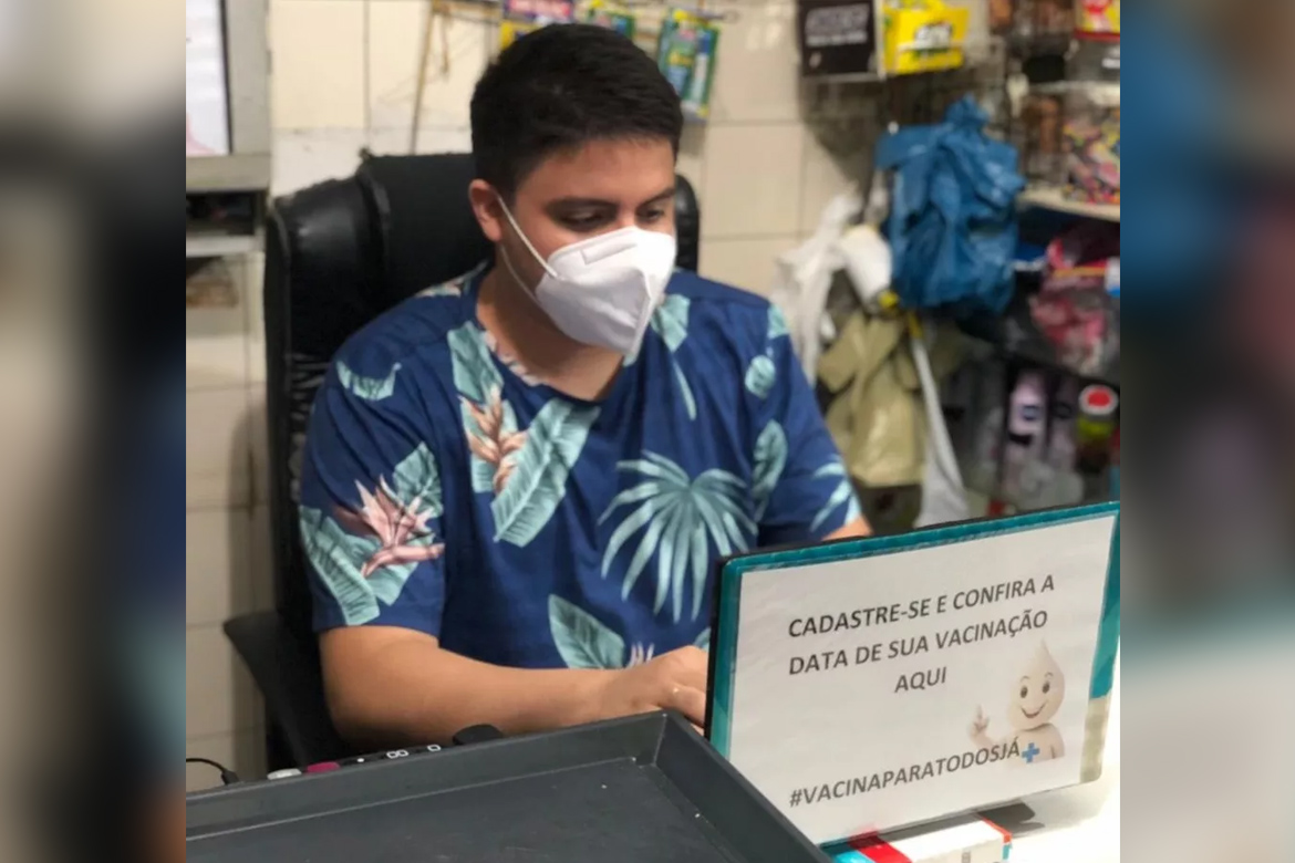Jovem usa mercadinho da família para ajudar pessoas sem internet a fazer cadastro de vacinação no Ceará