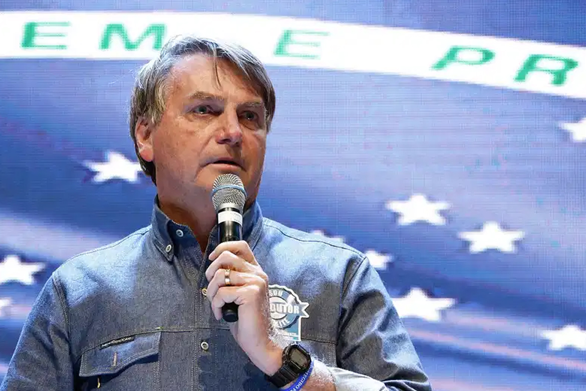 Bolsonaro anuncia novo Bolsa Família de R$ 300 e surpreende próprio governo, pois não cabe no teto