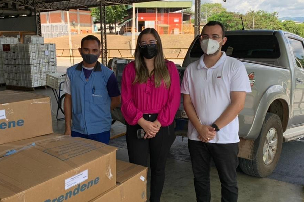 Grendene doa EPI’s ao hospital de Poranga a pedido da vereadora Tatielle Carreiro