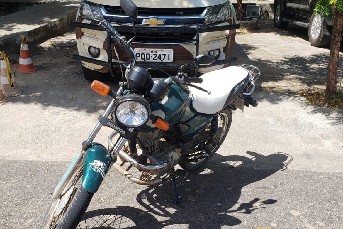 Policiais do COTAR recuperam moto roubada na cidade de Crateús