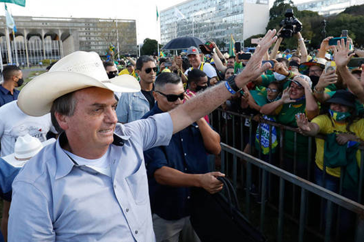 Bolsonaro está mais perdido que cego em tiroteio na crise