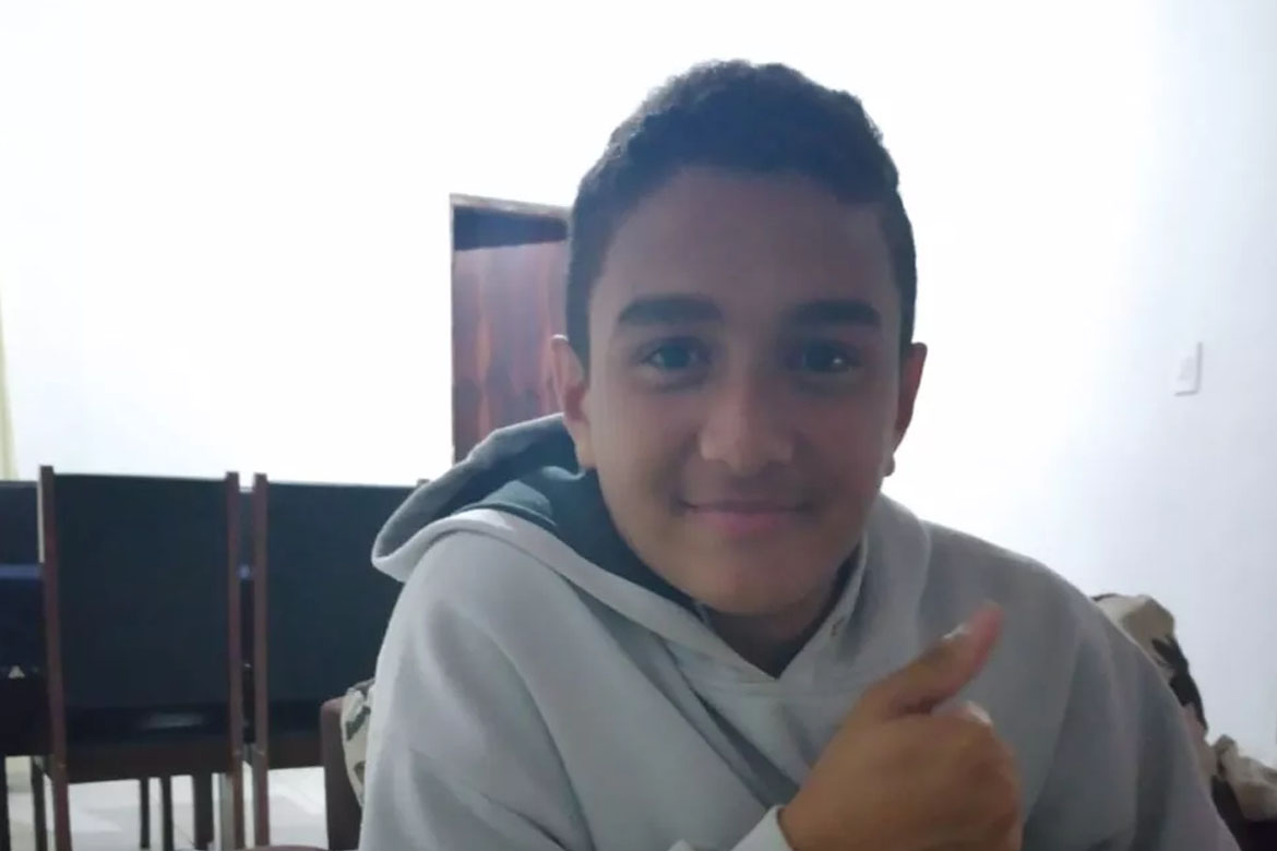 Após ver renda da família cair na pandemia, jovem de 15 anos vende desenhos para comprar celular e manter ensino remoto
