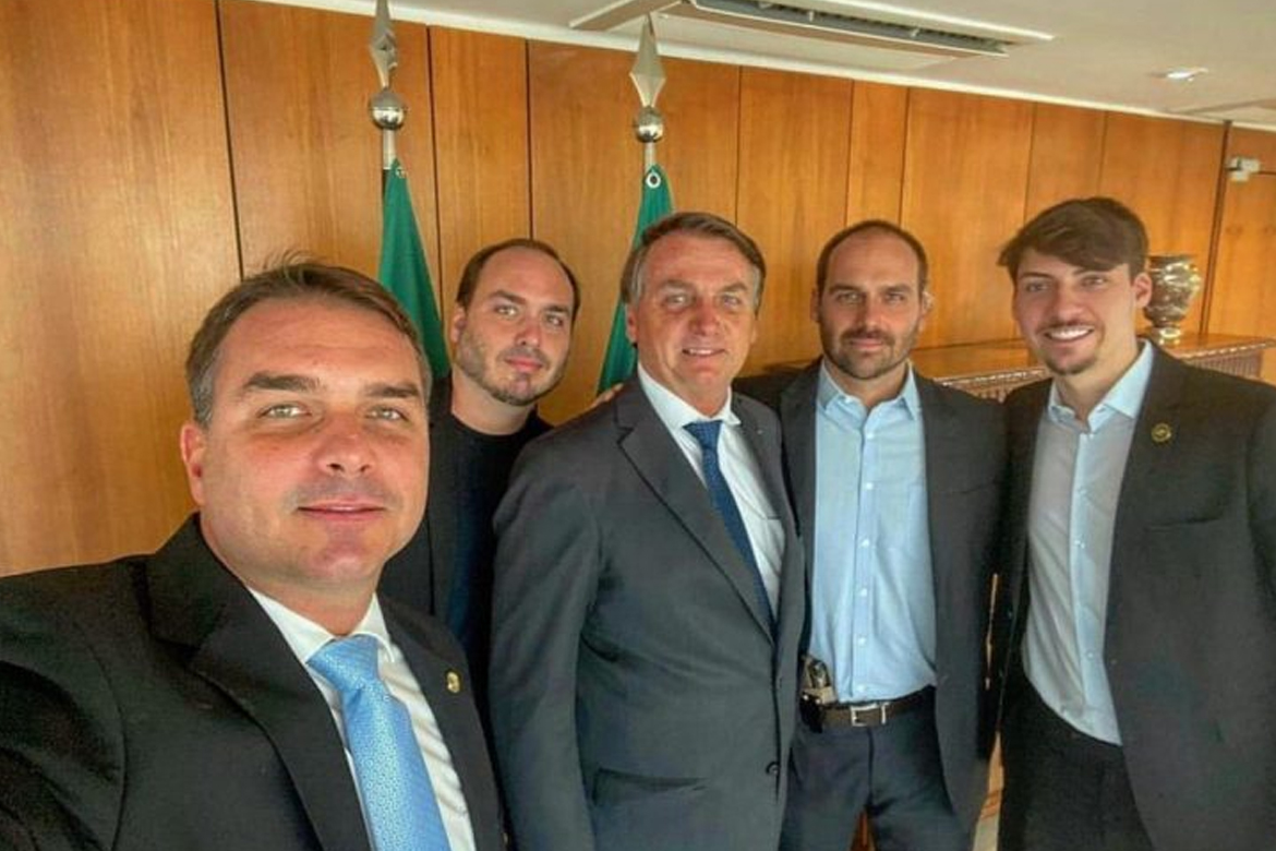 Nova denúncia de ex-assessor da Família Bolsonaro reforça prática de rachadinha com salários