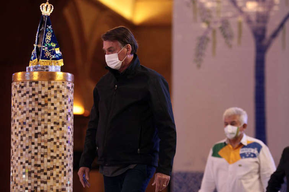 Bolsonaro ouve sermão crítico em Aparecida e causa aglomeração entre aplausos e vaias