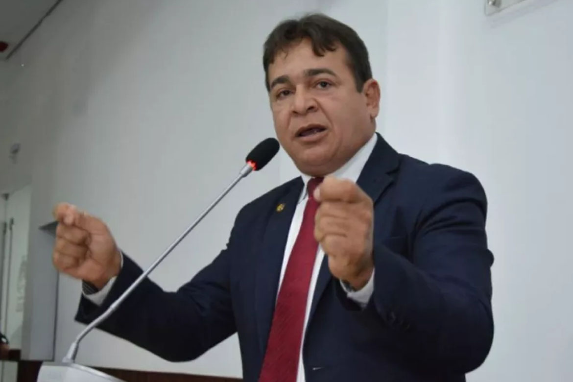 Vereador de Fortaleza Ronivaldo Maia passa carro por cima de mulher e é preso por tentativa de feminicídio