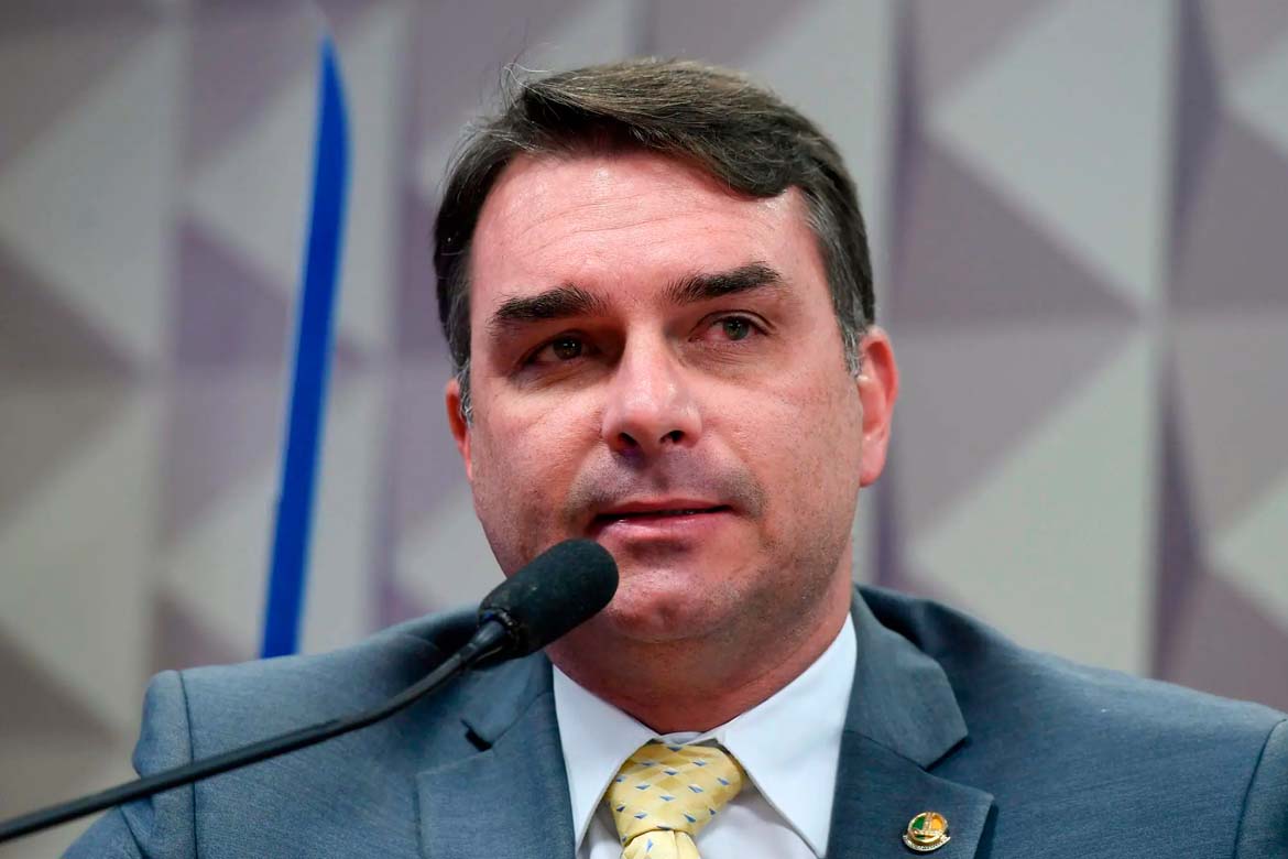 'Quem recebe R$ 400 não passa fome', diz Flávio Bolsonaro