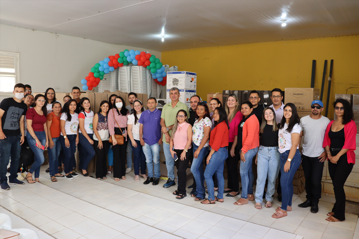 Prefeito Carlos Antonio realiza entrega de material permanente para Secretarias em Poranga