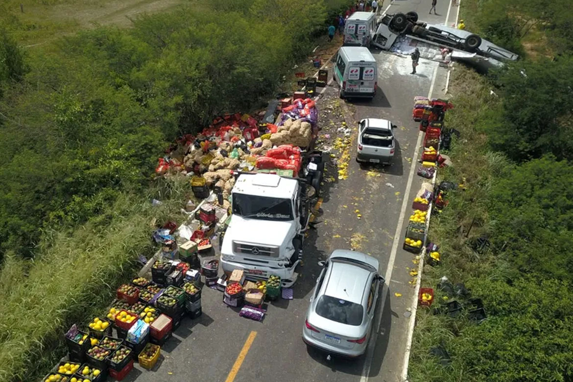 Acidente entre carro e caminhões espalha toneladas de alimentos em estrada que liga Crateús a Novo Oriente