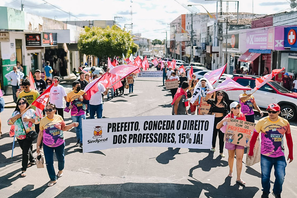 Caravanas sindicais se unem a professores de Crateús em grande ato pelo reajuste de 15%