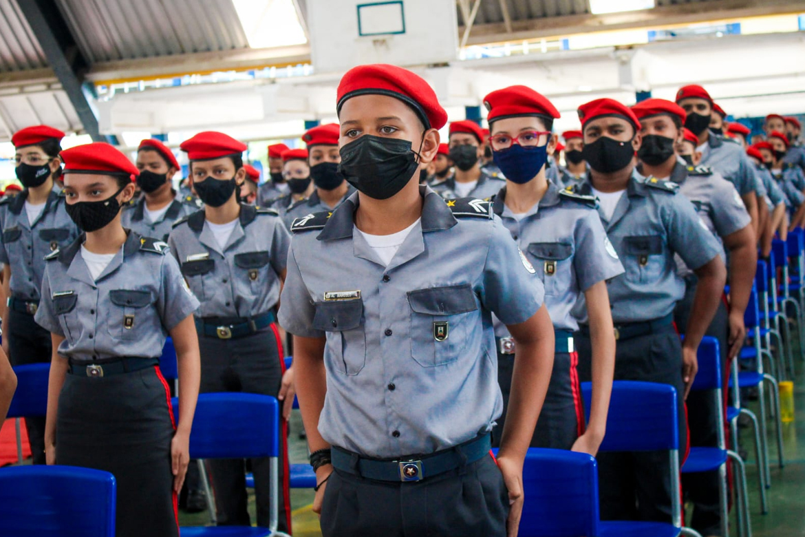 Escolas cívico-militares rendem salário extra de até R$ 9.152 a 1,5 mil militares da reserva