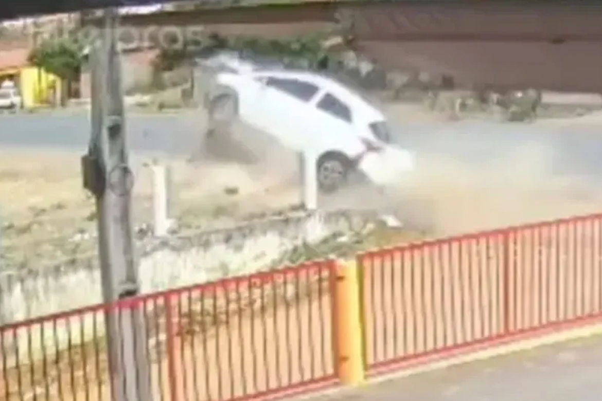 Motorista perde o controle do carro, sobe calçada e quase tomba veículo em Crateús