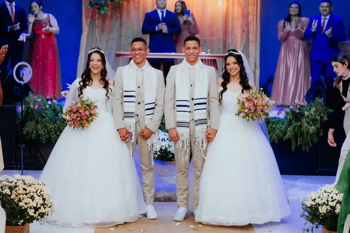 Irmãs gêmeas entram na igreja juntas para se casarem com irmãos também gêmeos: 'Foi lindo'