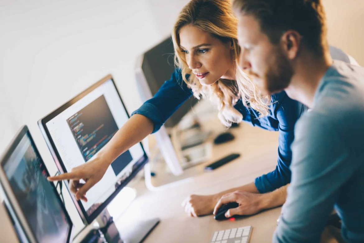 Por que sobram vagas em tecnologia e faltam empregos aos jovens