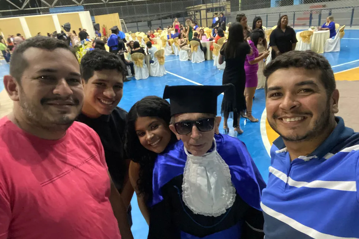 Idoso cego conclui ensino médio e sonha ser engenheiro agrônomo: 'Quero ser um bom exemplo'