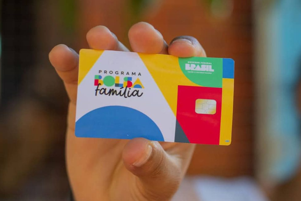Brasileiros que moram sozinhos não vão mais receber o Bolsa Família? Entenda