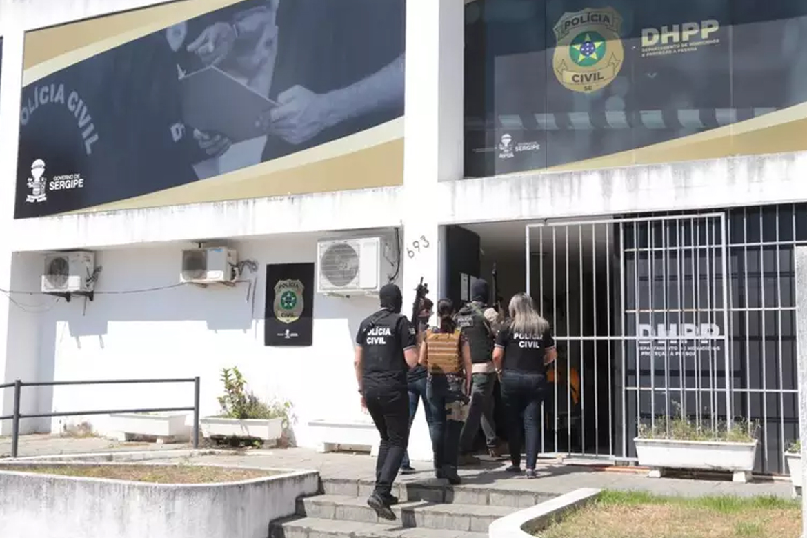 Mulher é presa por esconder corpo de homem em geladeira por 7 anos