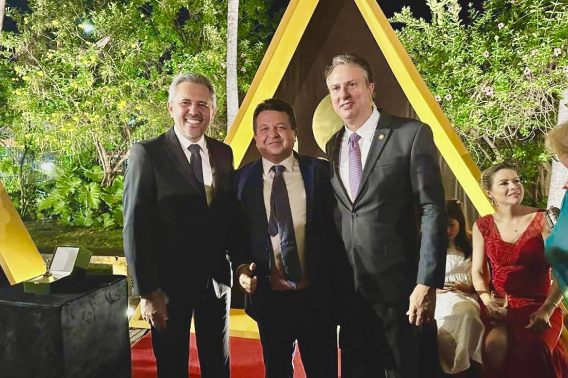 Jeová e Elmano prestigiam entrega do Troféu Sereia de Ouro ao Ministro Camilo Santana