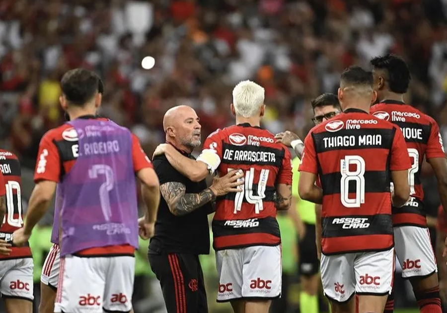 Diretoria do Flamengo deixa jogadores sem detalhes sobre saída de Sampaoli e chegada de novo treinador