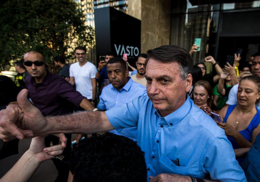 Jair Bolsonaro almoça com aliados em Fortaleza e evita entrevista, alegando motivo de saúde