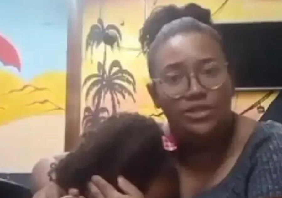 Mãe denuncia escola após professora chamar criança negra de 'macaca'