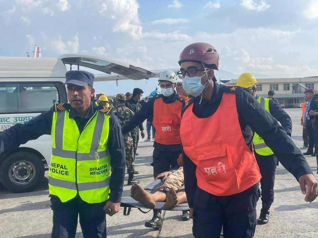 Terremoto no Nepal deixa mais de 130 mortos, além de desabrigados - Mundo