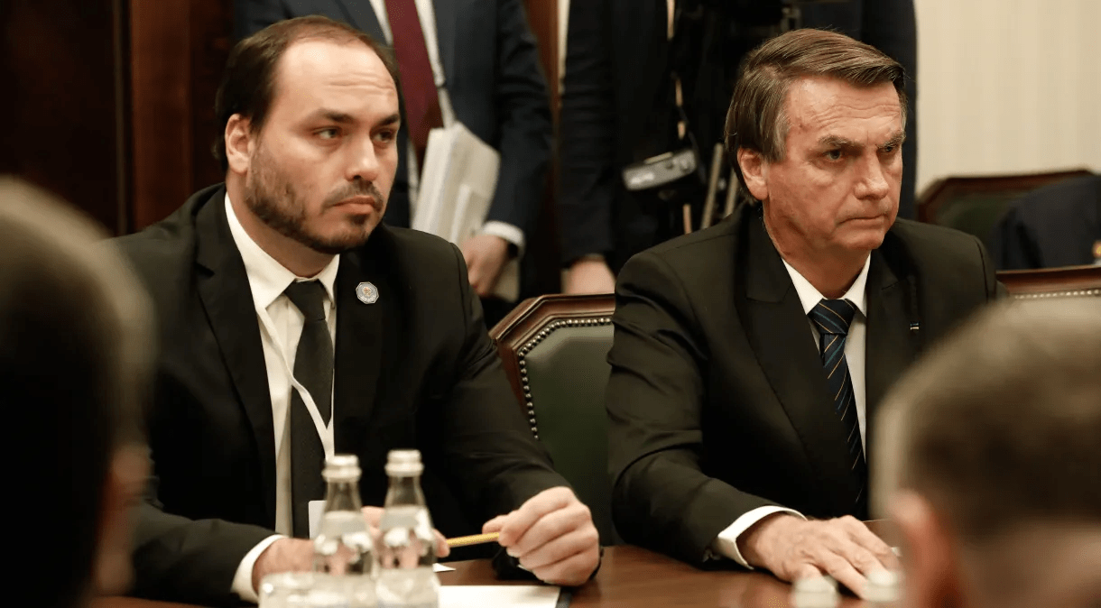 Carlos Bolsonaro passou a tarde de segunda com advogados antes de depor à PF