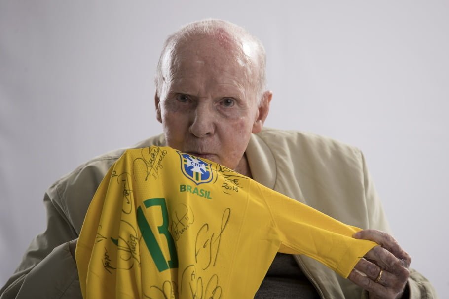 Corpo de Zagallo é velado ao lado de taças das Copas, na sede da CBF no Rio