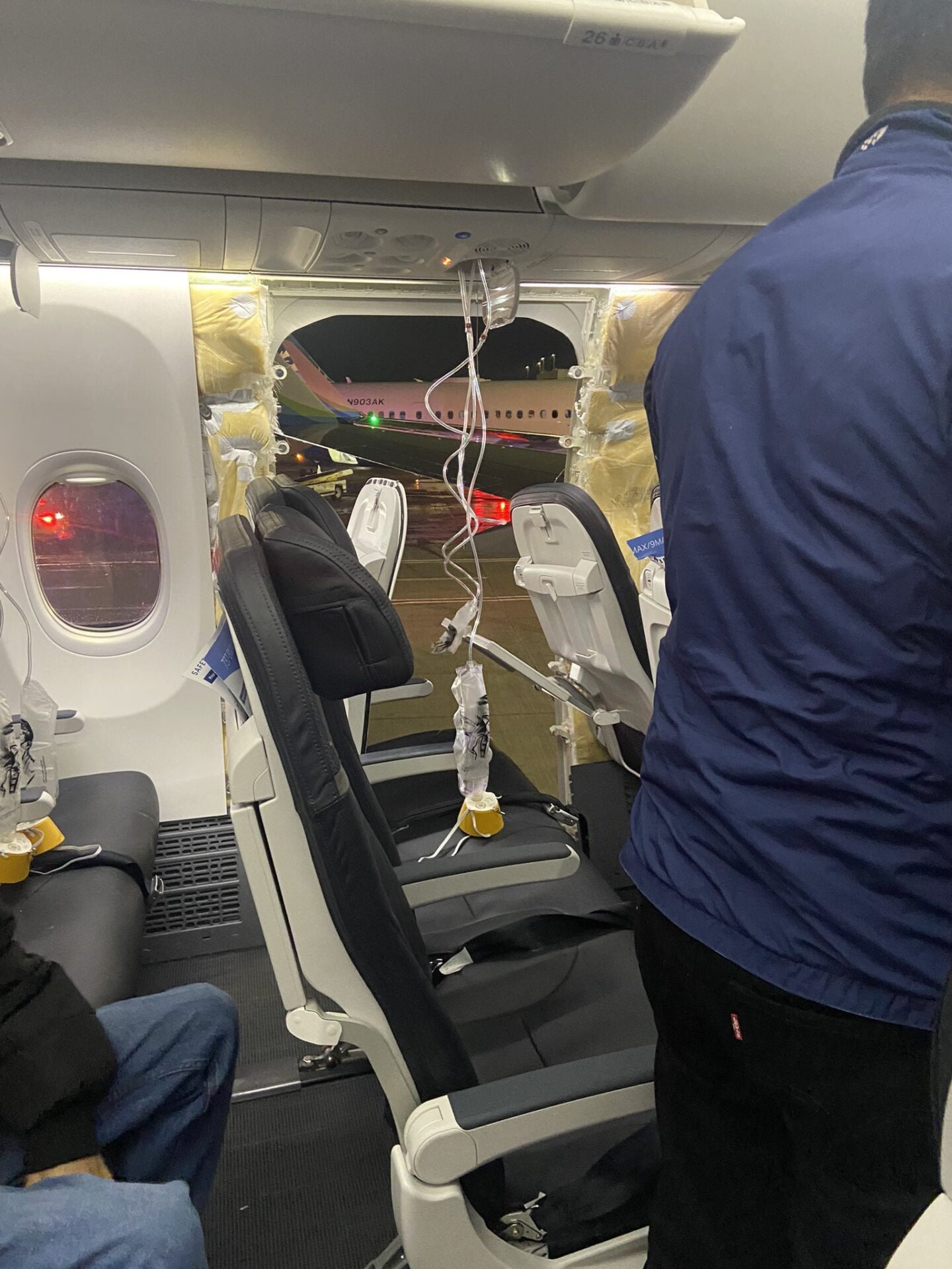 Porta de avião se desprende em pleno voo, e piloto faz pouso de emergência nos EUA