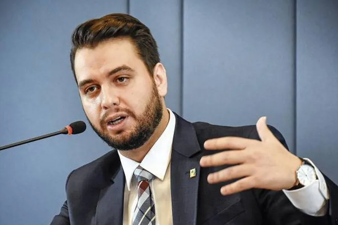 Preso hoje pela PF, Filipe Martins foi citado na delação de Mauro Cid