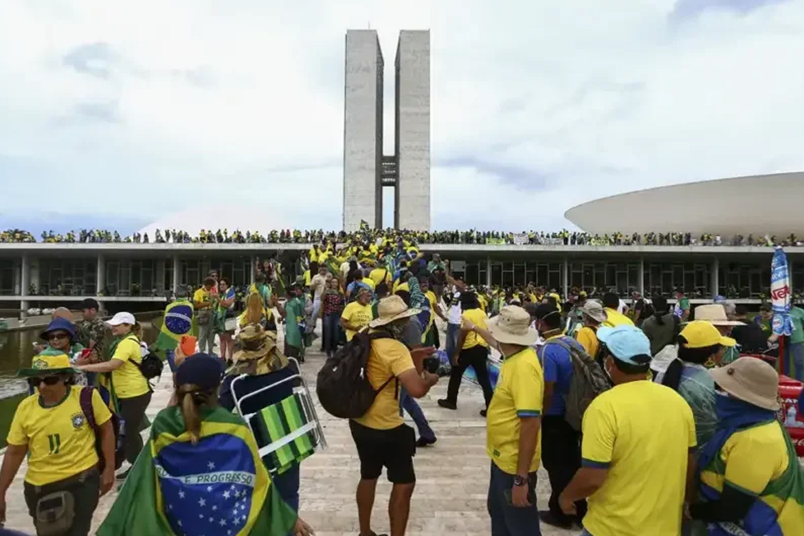 Pesquisa revela que perfis fora do Brasil tiveram maior engajamento no 8/1