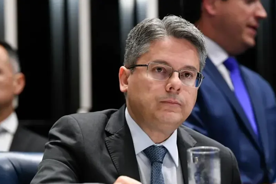 Lira rasgou Constituição, diz Alessandro Vieira sobre submissão do Senado à Câmara