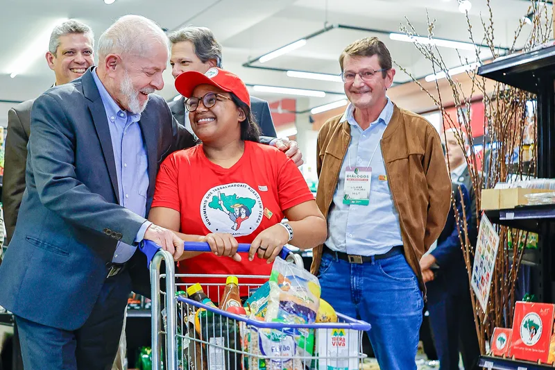Lula assume agenda da reforma agrária e reúne ministros para tratar tema