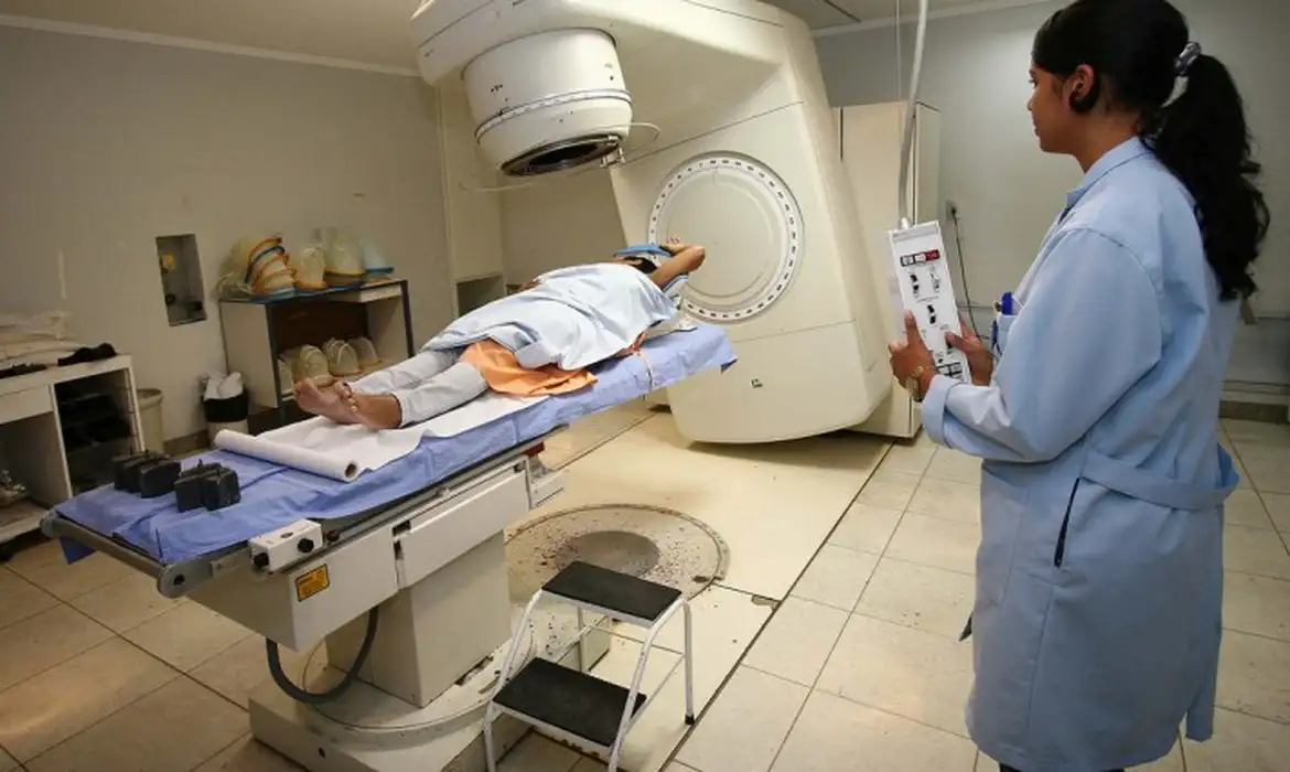 Primeira vacina contra câncer de pulmão começa a ser testada no Reino Unido